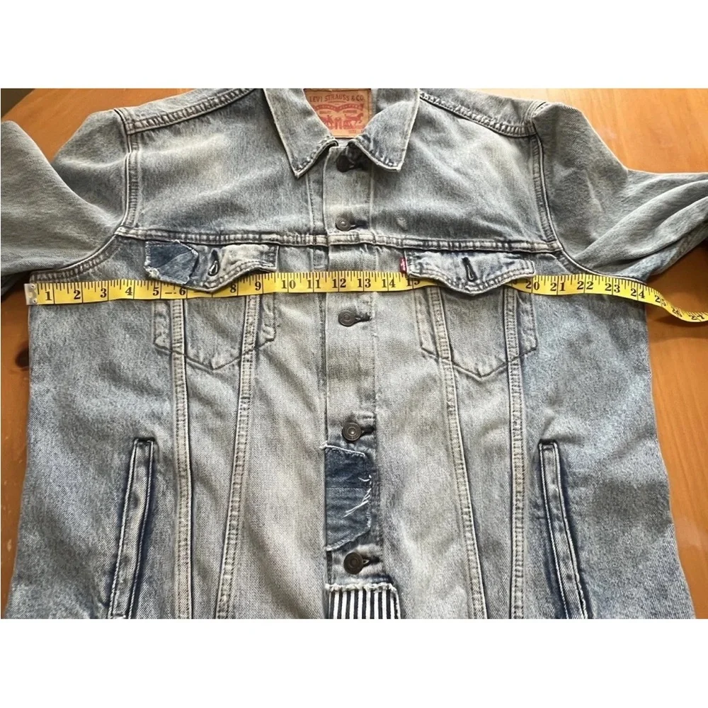 Levi’s Distressed Trucker Jacket 72334-0674 Size L Patchwork Denim Faded Wash - Picture 9 of 11